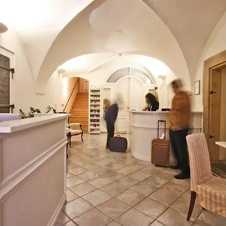 Chateau 9 By Adrez * פראג