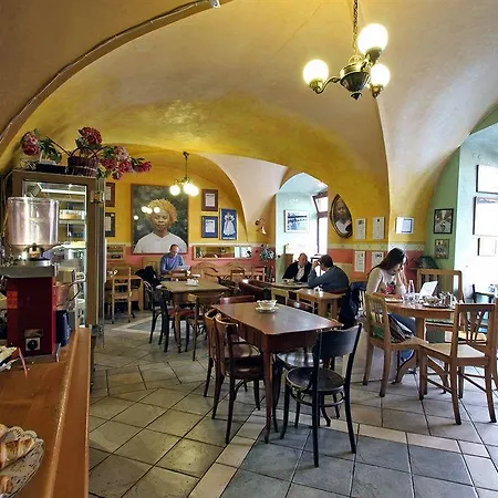 Chateau 9 By Adrez براغ