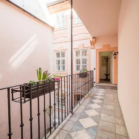 Chateau 9 By Adrez Apartment Prague