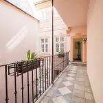 Chateau 9 By Adrez Apartmán Praha